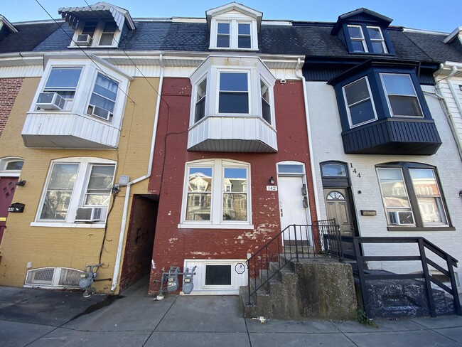 Building Photo - 142 W Jackson St