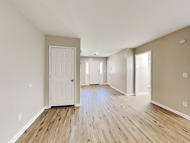 Building Photo - 5022 Hawthorne Ct