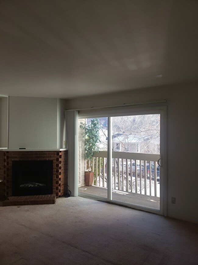 Building Photo - 2600 S Oakhurst Ct