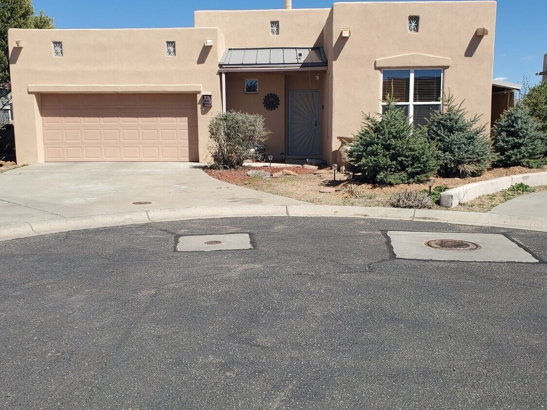 Foto principal - 2 Bedroom Single Family Home in Santa Fe