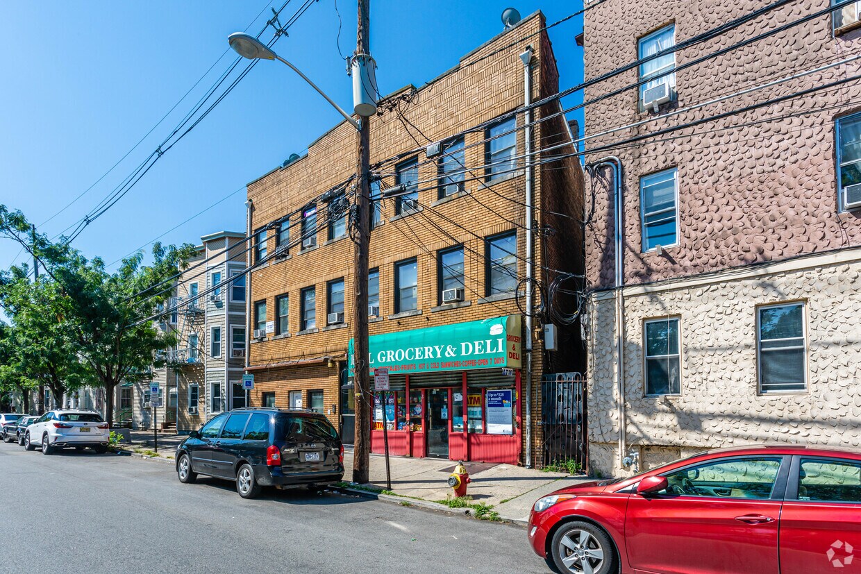 Foto del edificio - 131 Parker Ave