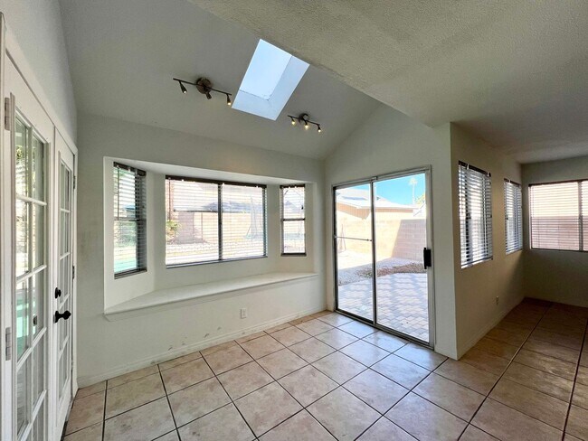 Building Photo - SPACIOUS 3BD/2.5BA HOME IN HENDERSON! W/ L...