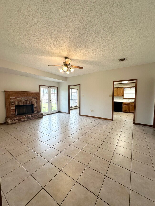 Sala de estar con chimenea - 6853 Willie Lou Ave