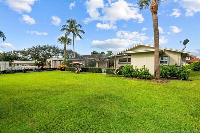 Building Photo - 856 Country Club Dr