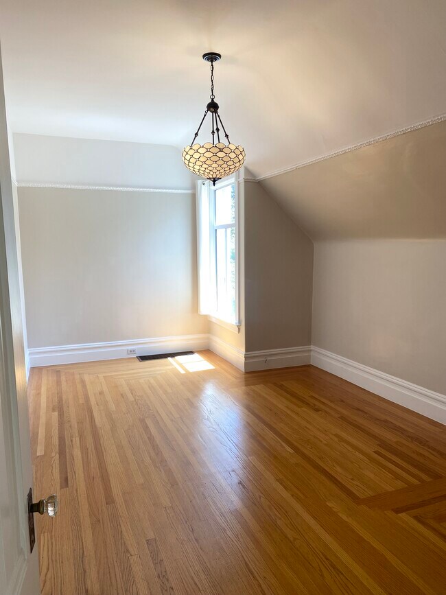 2nd bedroom w/ closet - 225 Roosevelt Way