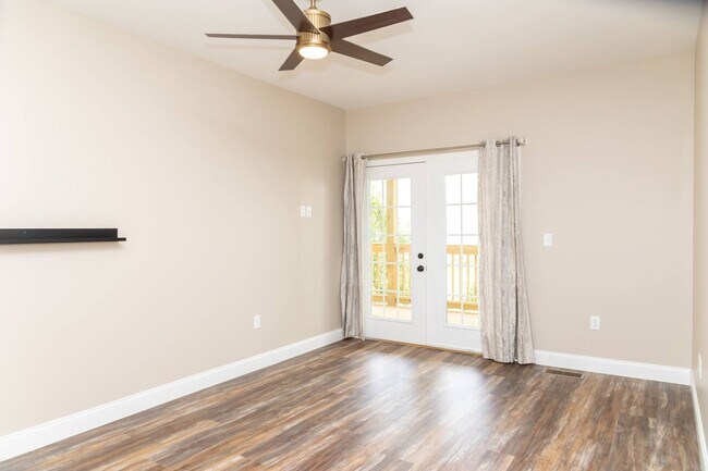 Building Photo - Condo Living 26 Hundred sq Ft!!