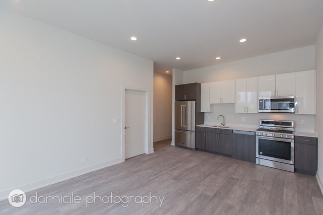 Building Photo - River North boutique property with superio...