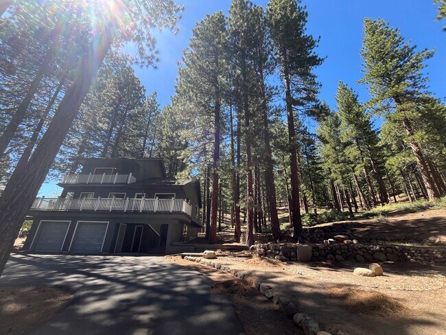 Building Photo - 4 Bedroom, 2 bath single-family home, priv...