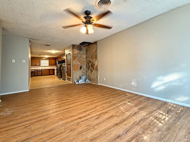 Foto del edificio - A Charming 2 Bedroom, 1.5 Bath in West Lubbock - MOVE IN SPECIAL