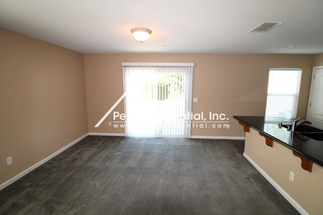 Foto del edificio - Wonderful Sacramento 3bd/2ba Home with 2 C...