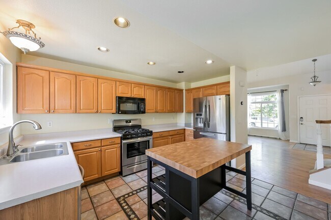 Building Photo - Spacious 4 Bed/ 3.5 Bath Home with Finishe...
