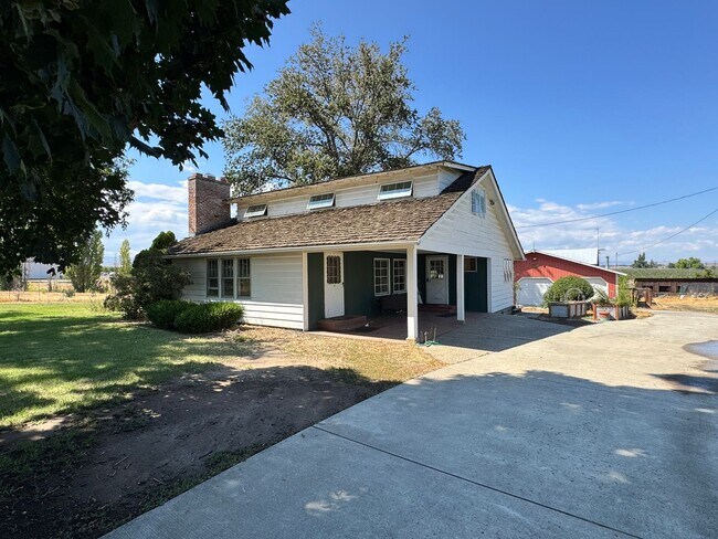 Foto del edificio - West Valley 3 bedroom country home with 3 bay shop