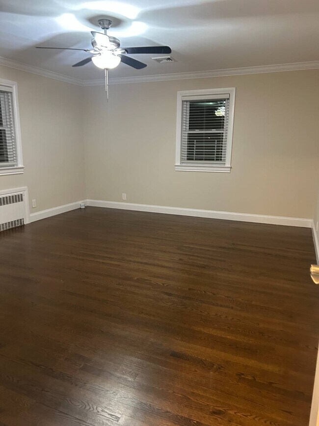 Foto del edificio - 260 Eastchester Rd