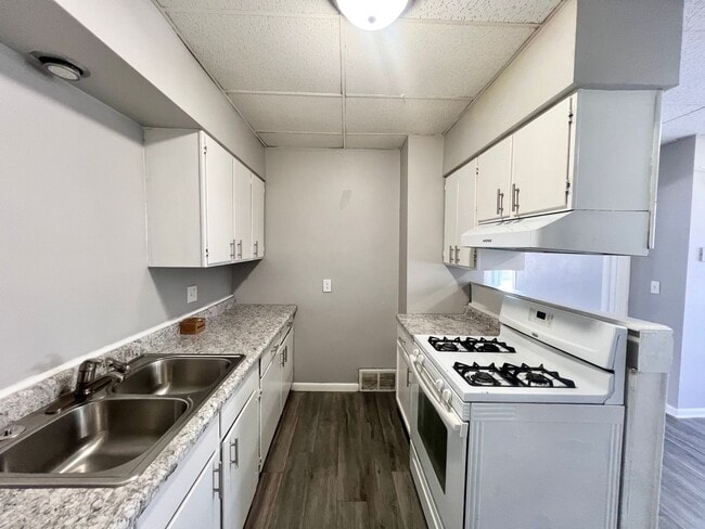 Building Photo - ET 501-503 16th Ave