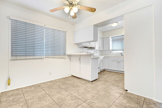 Foto del edificio - 744 S.Windsor Blvd. - just south of Wilshire Blvd.