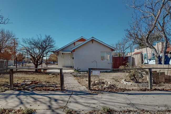 Building Photo - 223 Stanford Dr SE