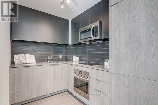 Photo du bâtiment - 223 St Clair Ave W