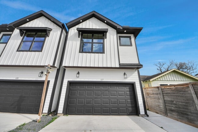 Building Photo - 127 E 38th St