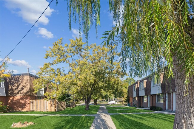 Building Photo - Bloor Dixie Townhomes