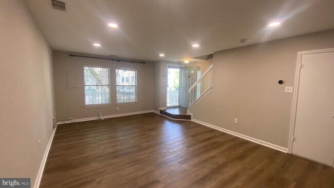 Foto del edificio - 4830 Dorsey Hall Dr