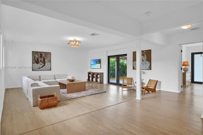 Foto del edificio - 125 NE 150th St