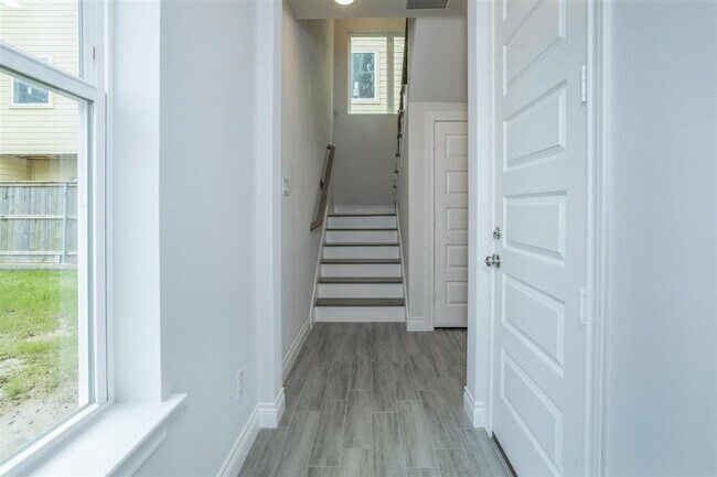 Building Photo - 10919 Upland Retreat Dr