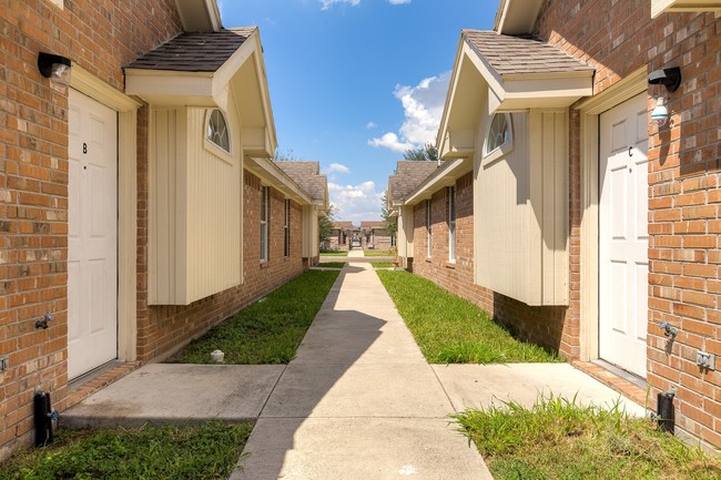 Building Photo - Summerwinds Apartment Homes