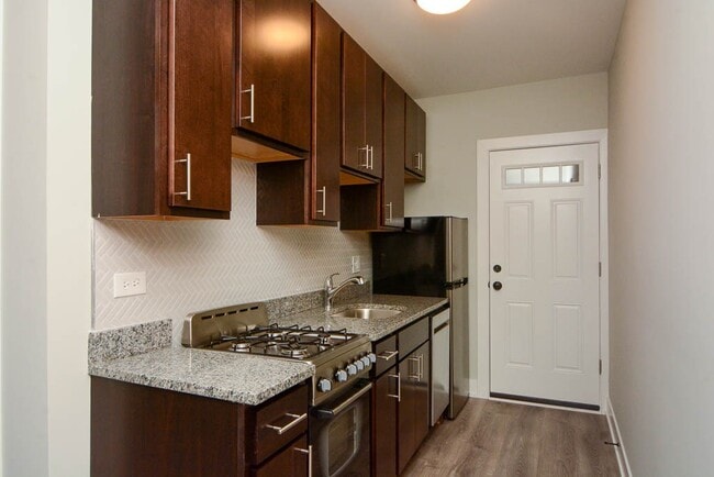 Building Photo - 712 W Brompton Ave