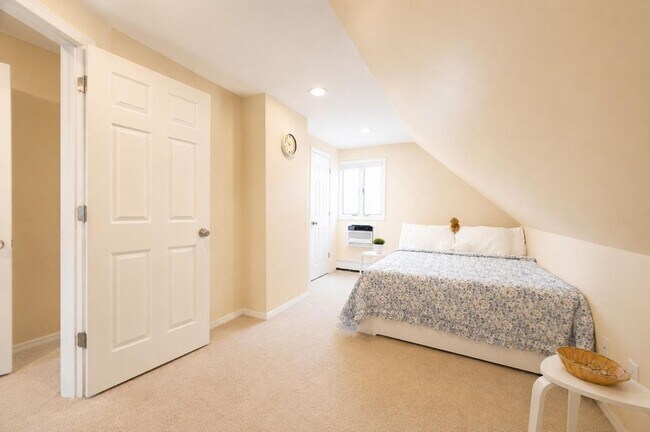 Foto del edificio - 220 Cypress Ln W