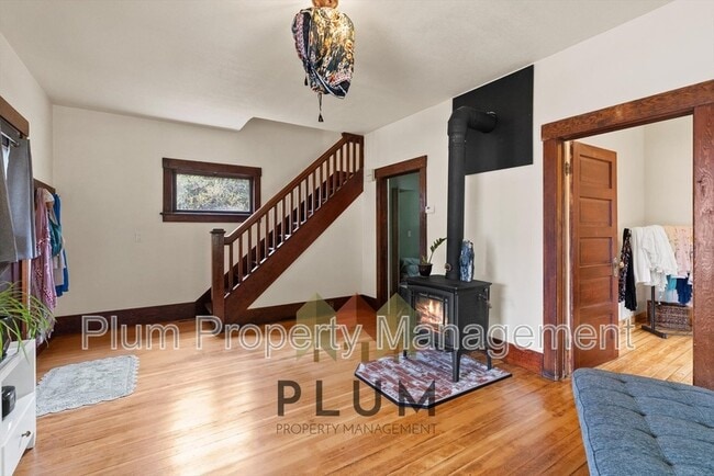 Building Photo - 208 Cedar St