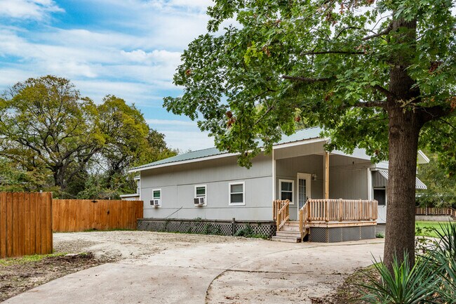 Building Photo - 112 Queenswood Dr