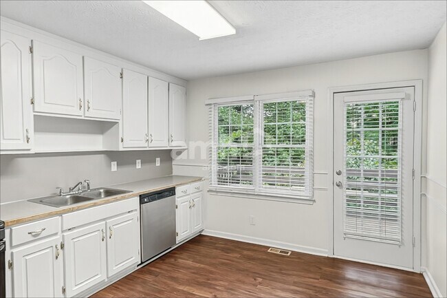 Foto del edificio - 468 Springfield Dr