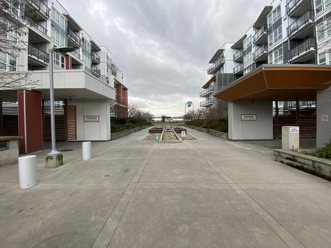 Building Photo - 10033 River Dr