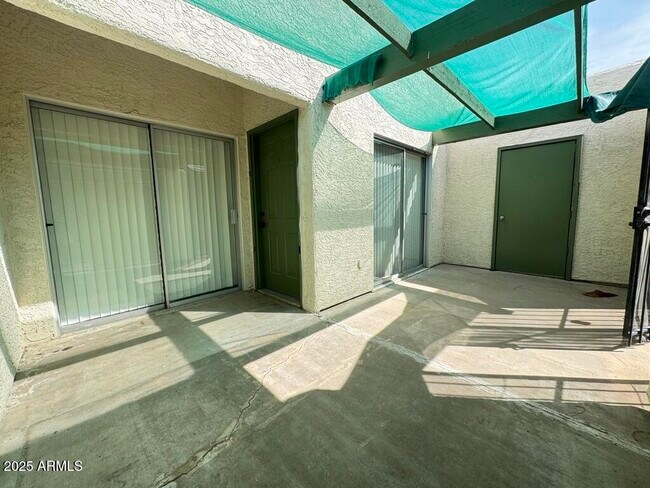 Foto del edificio - 546 S Allred Dr