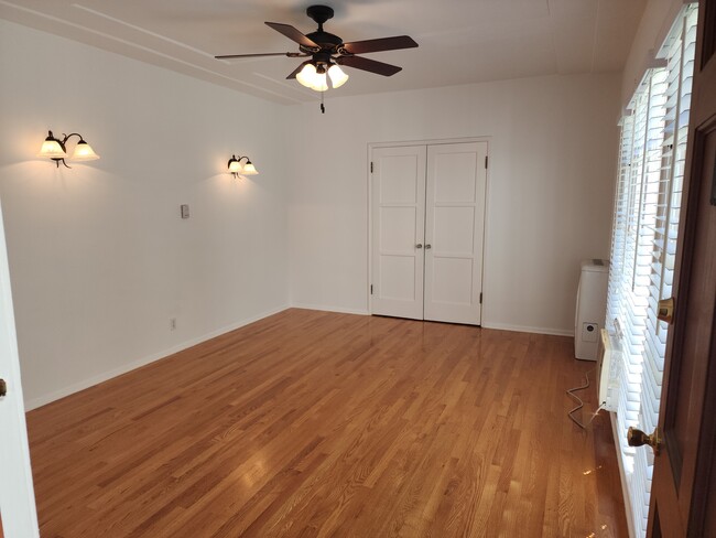 APT C MAIN ROOM - 447 N Oakhurst Dr
