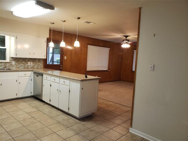 Building Photo - 10047 Westview Dr