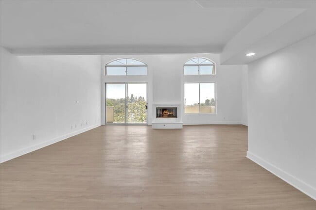 Building Photo - 390 S Sepulveda Blvd