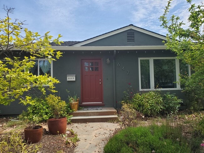 Building Photo - 647 Monroe St