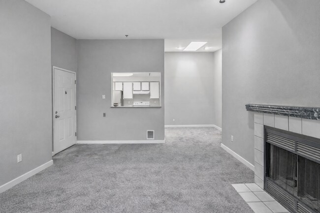 Foto del edificio - 2BR Condo w/ Vaulted Ceilings, W/D, Parking & Amenities