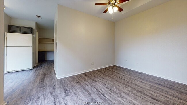 Foto del edificio - 725 Peppertree Dr