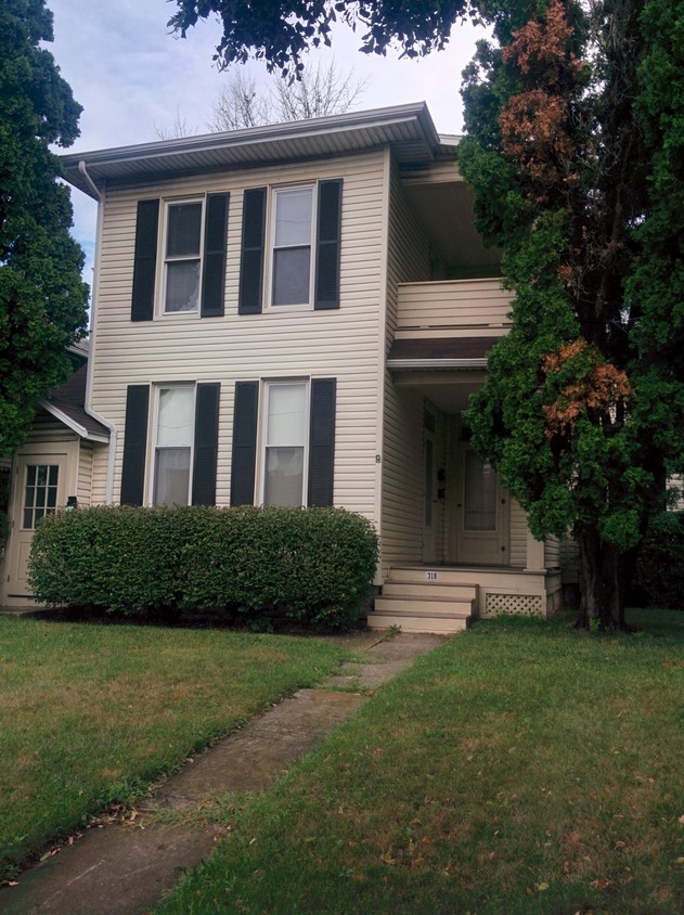 Upstairs 2 Bedroom Apartment - 318 W Church St