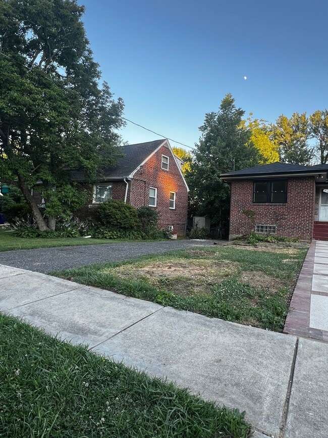 Building Photo - 2404 Darrow St