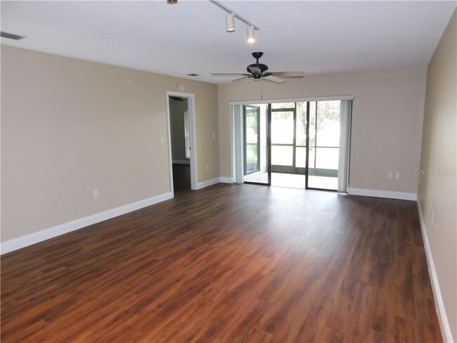Building Photo - 1801 1801 E Lake Rd