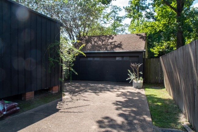 Building Photo - 1417 Central Dr