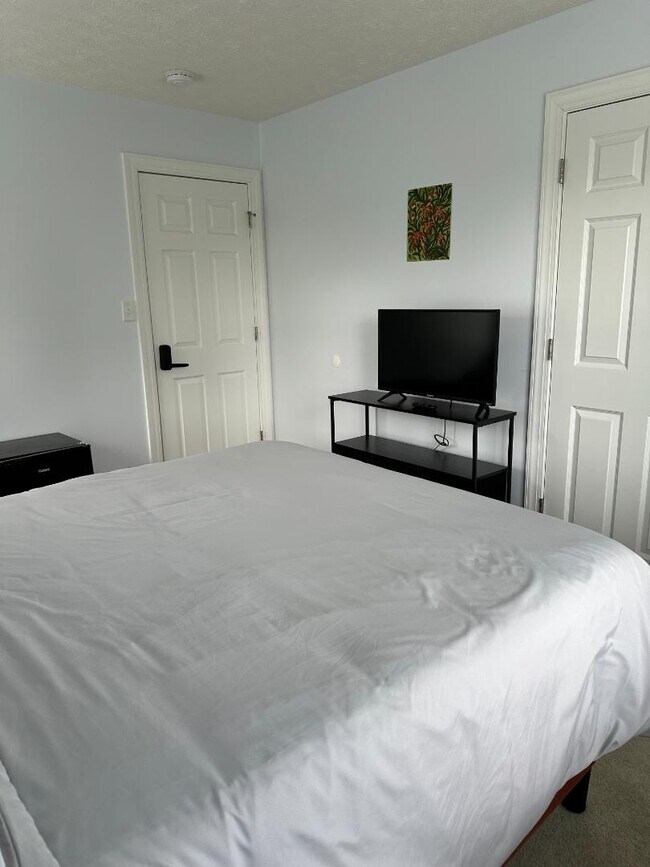 Foto del edificio - 323 Fox Hill Rd