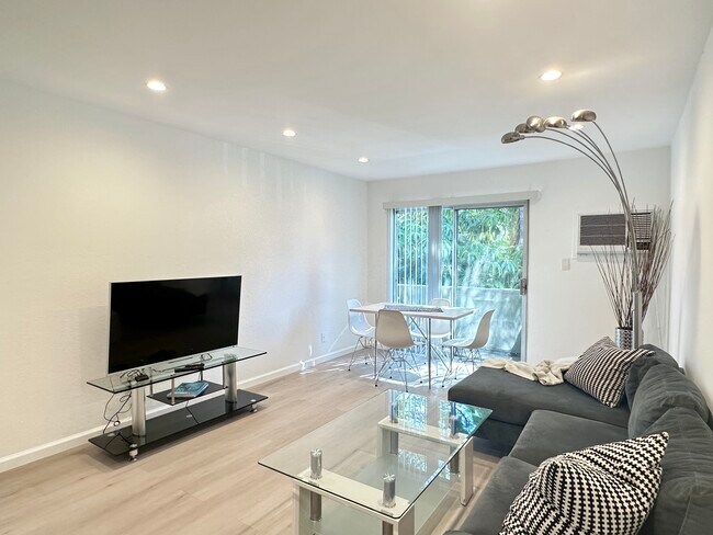 Foto del edificio - 1351 N Orange Dr