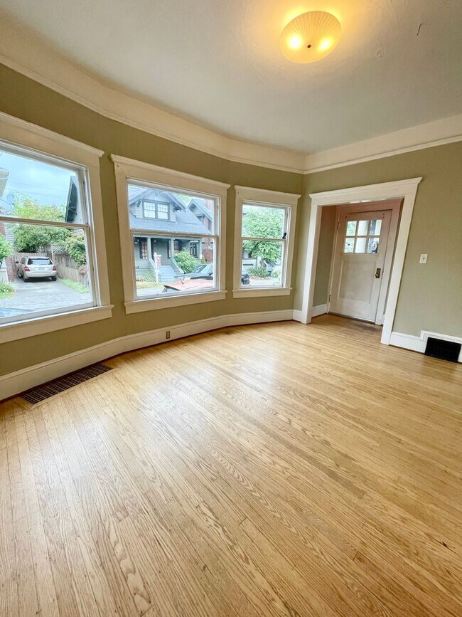 Building Photo - Lovely 1+ Bedroom Apt in Old-Portland Building off of Hawthorne