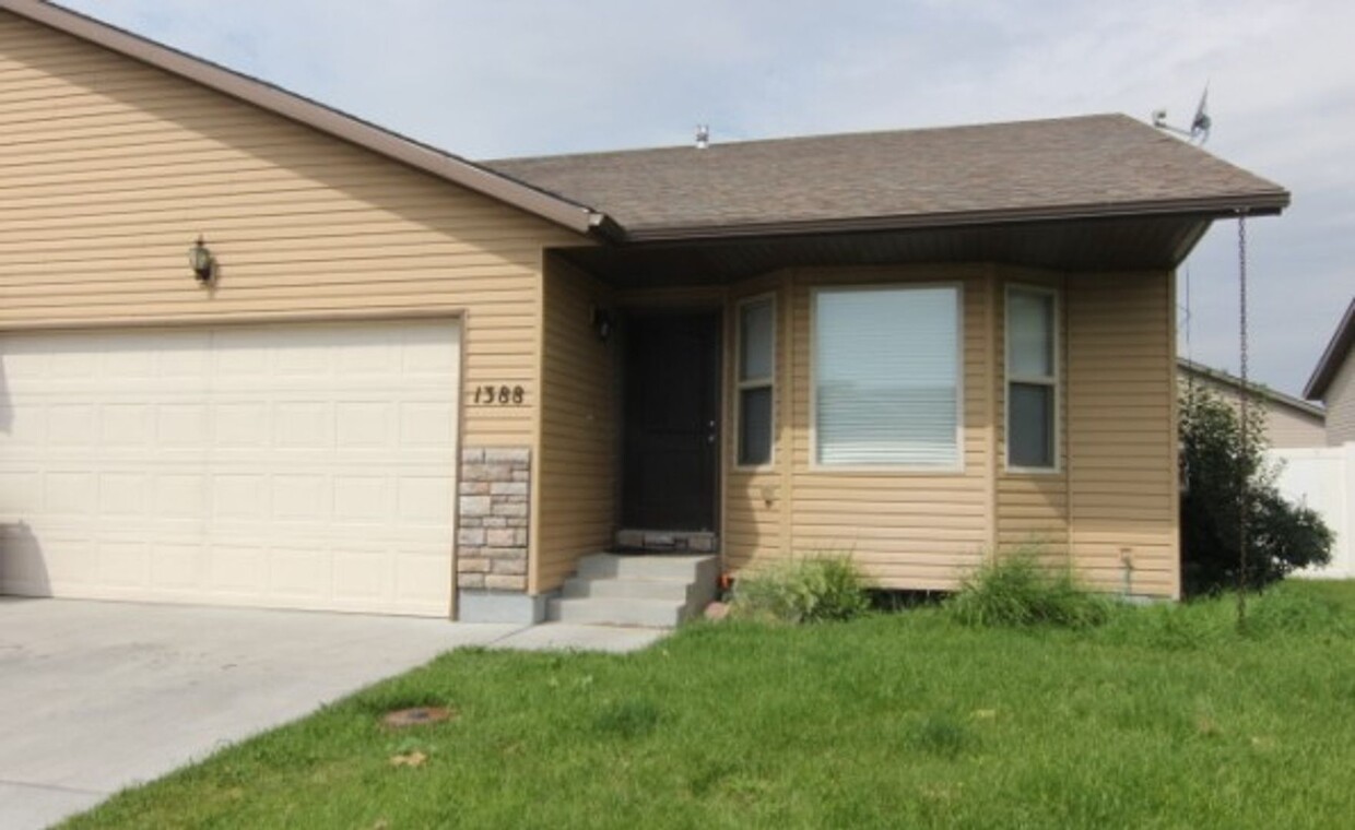 Primary Photo - Twin Home In Ammon