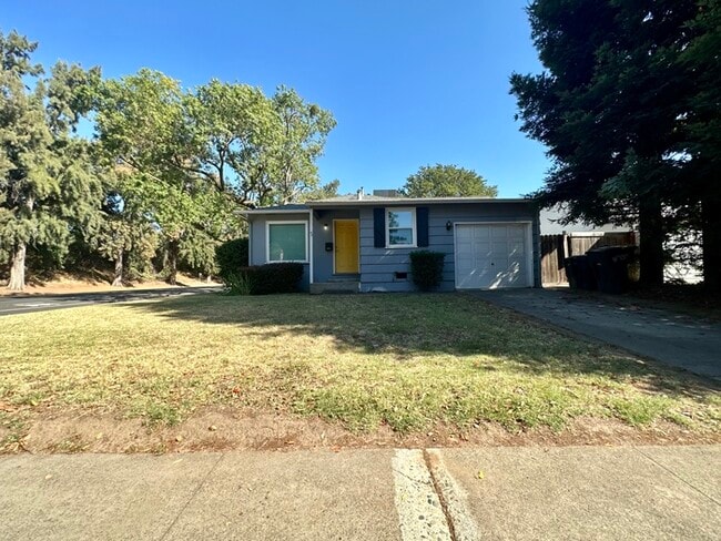 Building Photo - Cute 2 bed/1 bath Duplex in East Sac!!