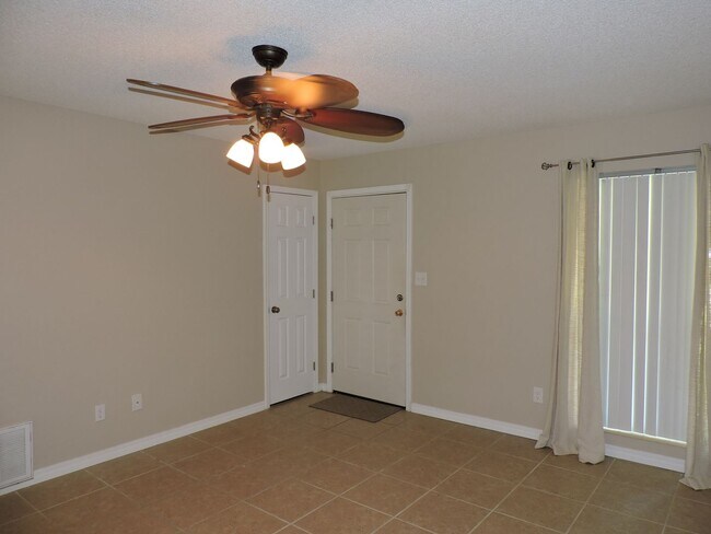 Building Photo - Convenient to Navy Federal complex & inter...